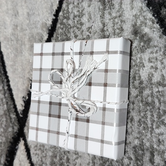 MINI JACK DANIELS WHISKEY BOTTLES DANGLING EARRINGS GIFT BOX PRICE FIRM - Picture 5 of 7